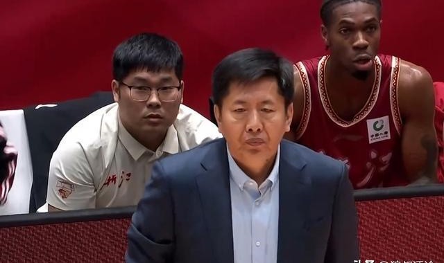 世界杯官方直播软件下载中心官网-浙江总教练丁伟离任杀回解说席？CBA传奇救火主帅纪录仍在延续