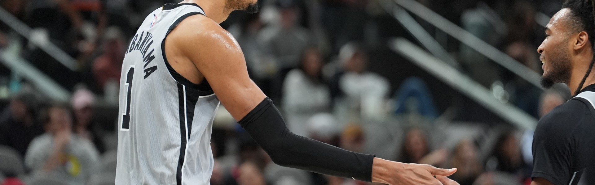 米奇：文班移动&amp;防守站位都很好 他看起来状态很不错